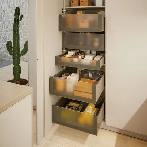 Moderne Designküche mit offenem Vorratsschrank und Schubladen – hochwertige Küchenorganisation für exklusive Premiumküchen