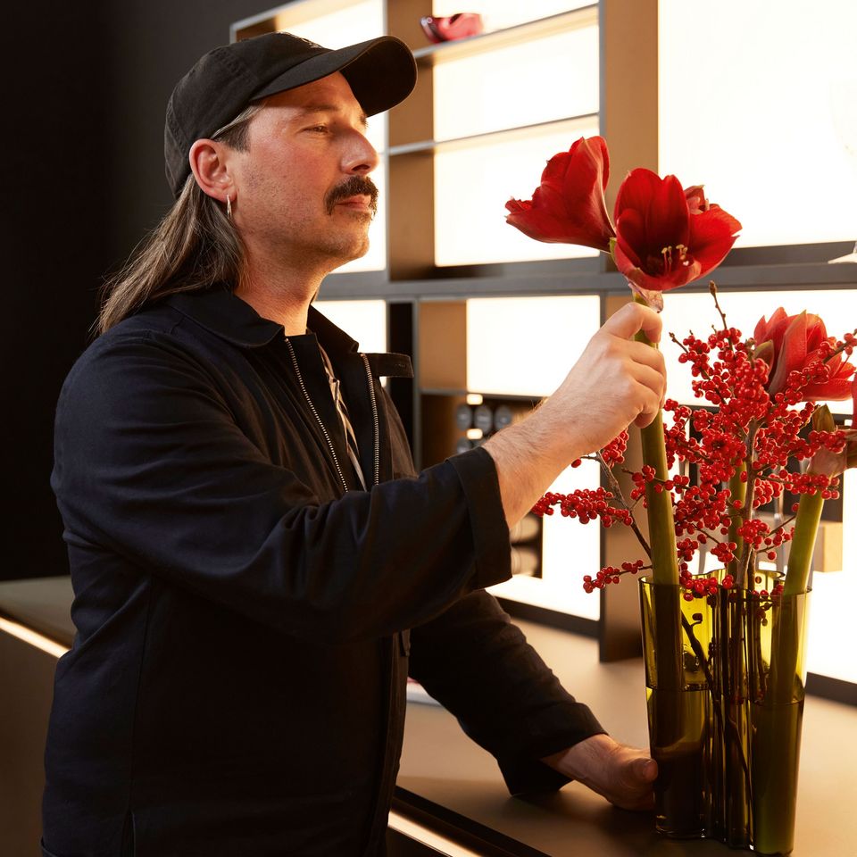 Berliner Content Creator Mike klar arrangiert eine Vase mit Amaryllis