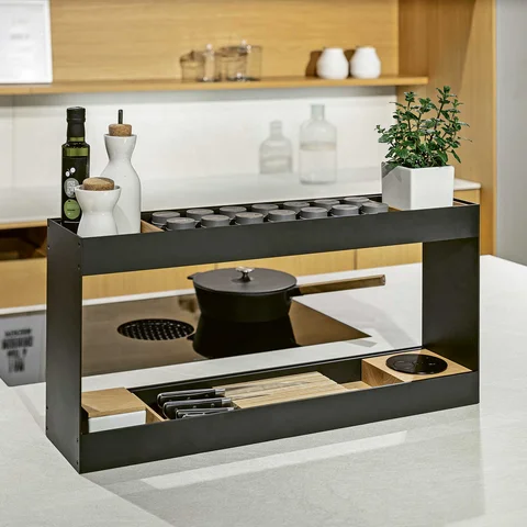 Moderne Designküche mit weißer Arbeitsplatte, schwarzem Regal und Holzfronten – hochwertige Küche mit stilvollen Details und exklusivem Küchendesign