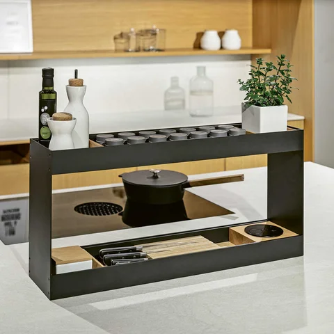 Moderne Designküche mit weißer Arbeitsplatte, schwarzem Regal und Holzfronten – hochwertige Küche mit stilvollen Details und exklusivem Küchendesign