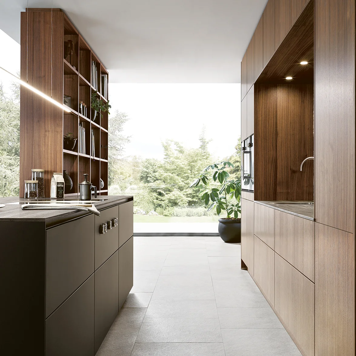 Kochinsel und Hochschrank 