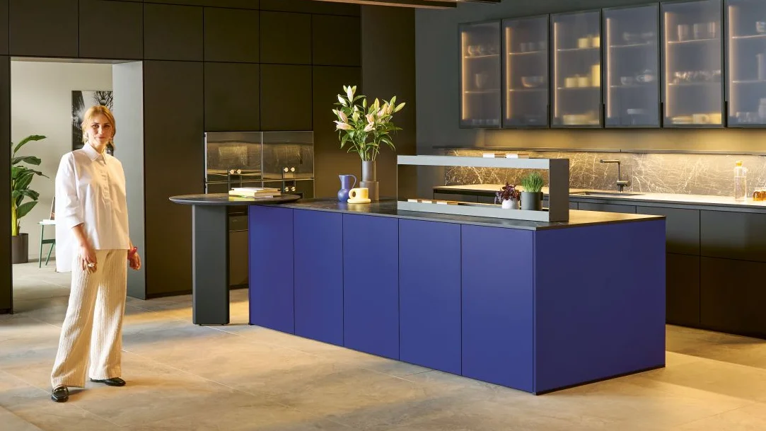 Exklusive Designküche mit großem blauem Küchenblock, dunklen Fronten und hochwertigen Einbaugeräten – moderne Premiumküche mit stilvollem Küchendesign