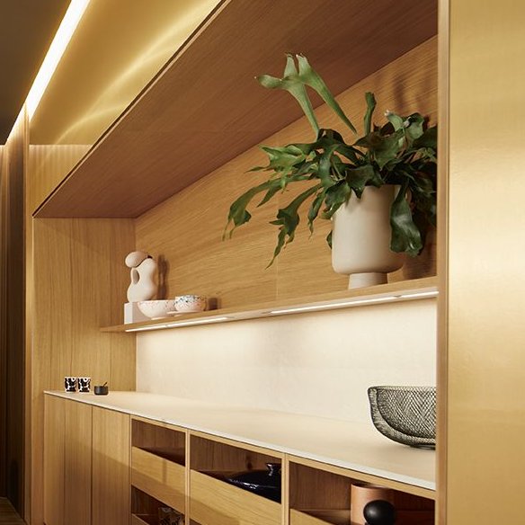 Moderne Designküche mit weißer Kochinsel, Holzfronten und stilvollen Details – hochwertige Premiumküche für exklusives Küchendesign