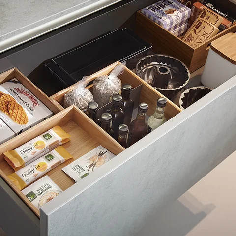 Hochwertige Küchenschublade mit Teebeuteln und Vorratsgläsern – modernes Küchendesign für exklusive und organisierte Küchen