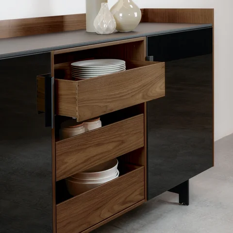 Exklusive Designküche mit modernem Sideboard in Hochglanzoptik und Holzelementen – hochwertige Küchenmöbel für Premiumküchen