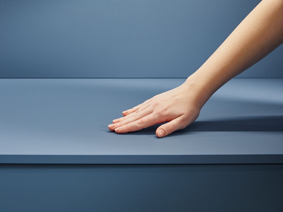 next125 Werkblad in blauw met één hand aangeraakt