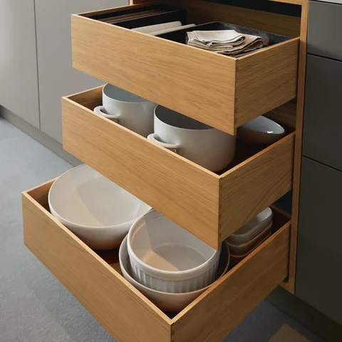 Moderne Designküche mit offenen Holzschubladen für Töpfe und Küchenutensilien – hochwertige Küchenmöbel für exklusive Premiumküchen