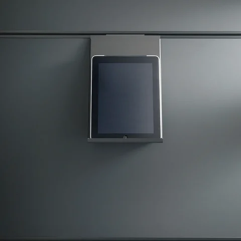 Cube 50 Tablethalter Hängt und steht gut sichtbar in der Küche