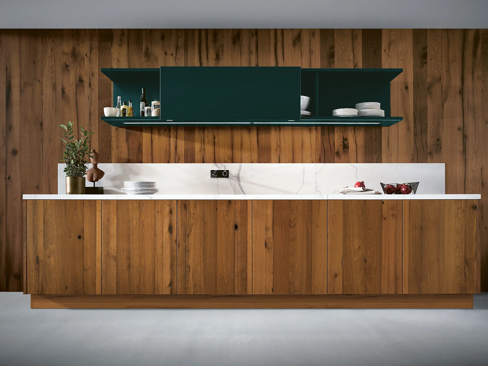 Cocina blanca y madera con isla funcional y ambiente acogedor