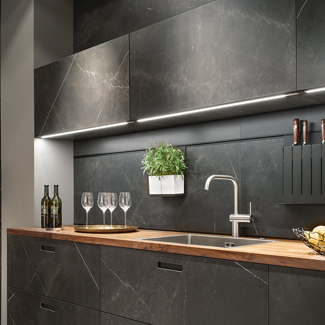 marmor like kitchen front and wooden worktop