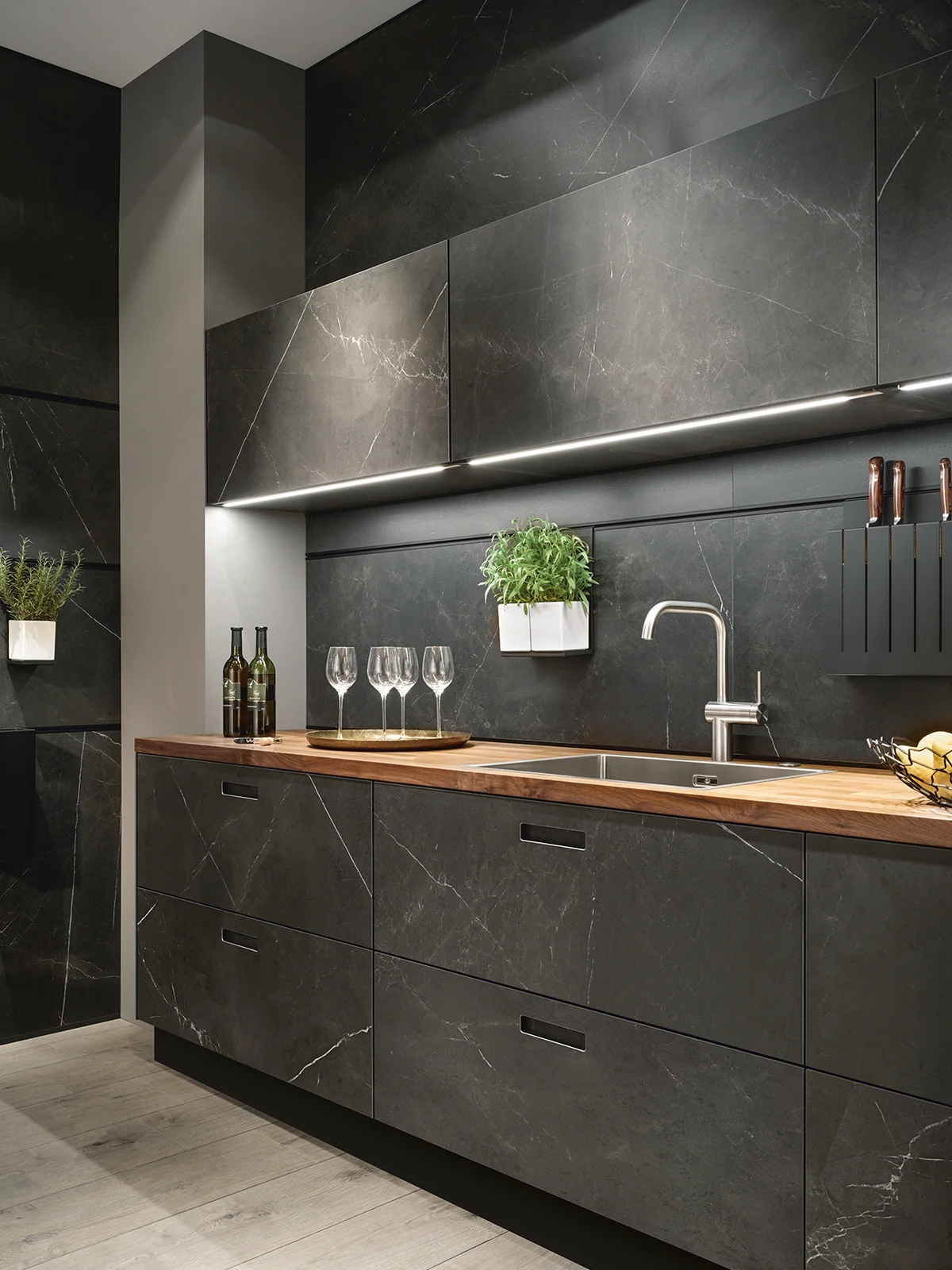 marmor like kitchen front and wooden worktop