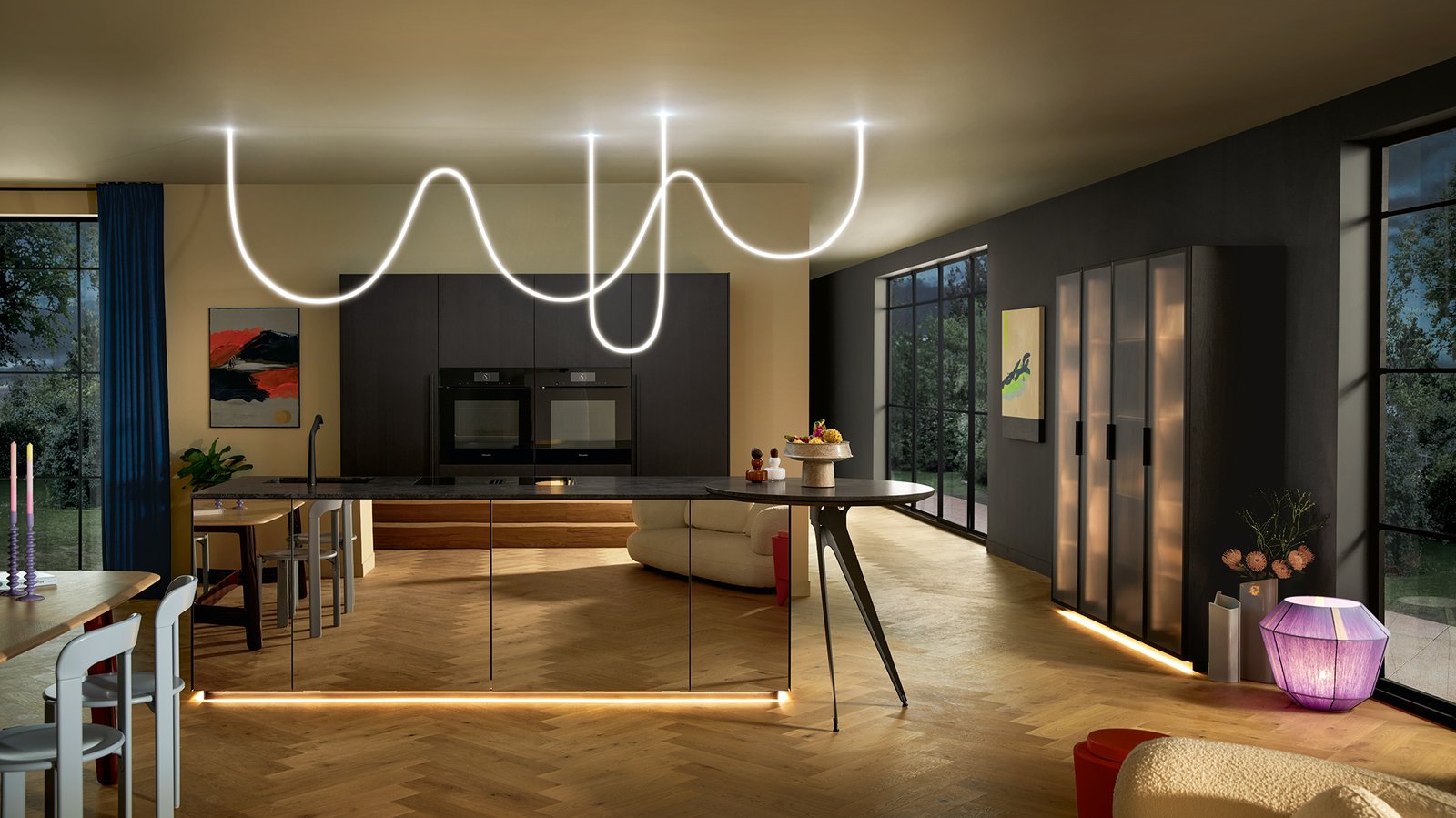 schwarze Küche mit Kochinsel