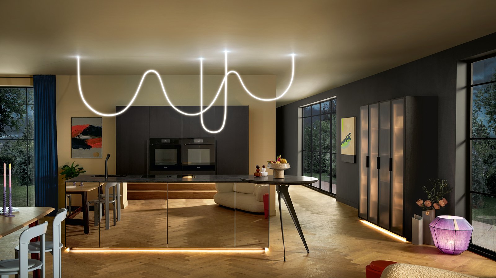 schwarze Küche mit Kochinsel