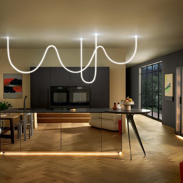 schwarze Küche mit Kochinsel