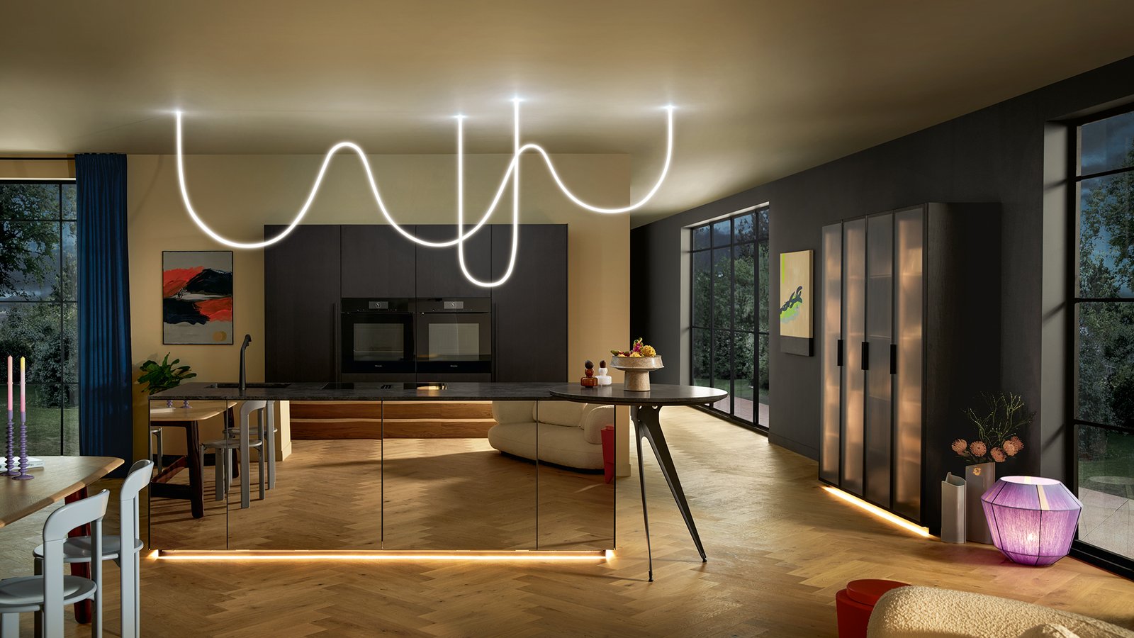 schwarze Küche mit Kochinsel