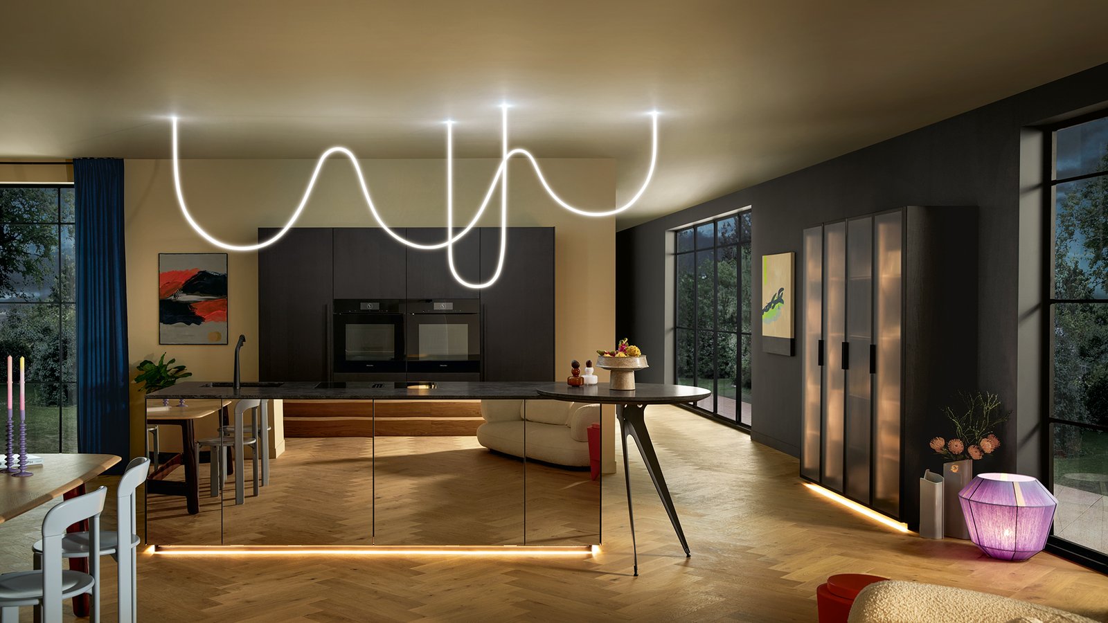 schwarze Küche mit Kochinsel