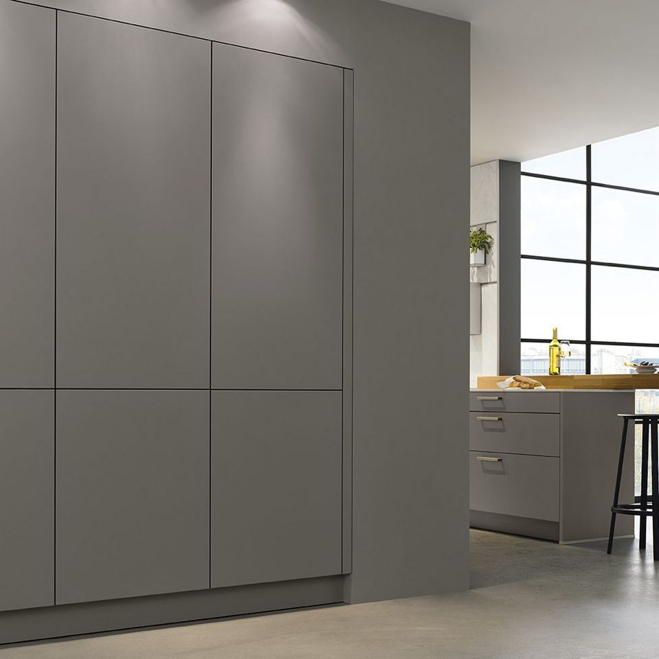 Hochschrank und Kochinsel