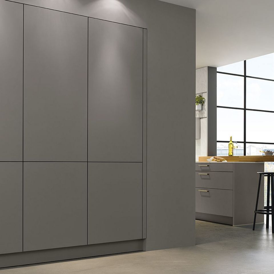 Hochschrank und Kochinsel