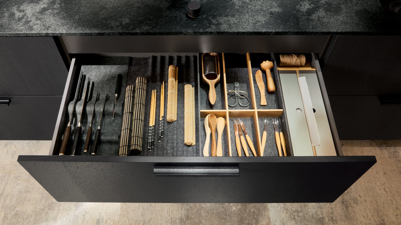 Hochwertige Küchenschublade mit Messerblock und Kochutensilien – modernes Küchendesign für exklusive und organisierte Premiumküchen