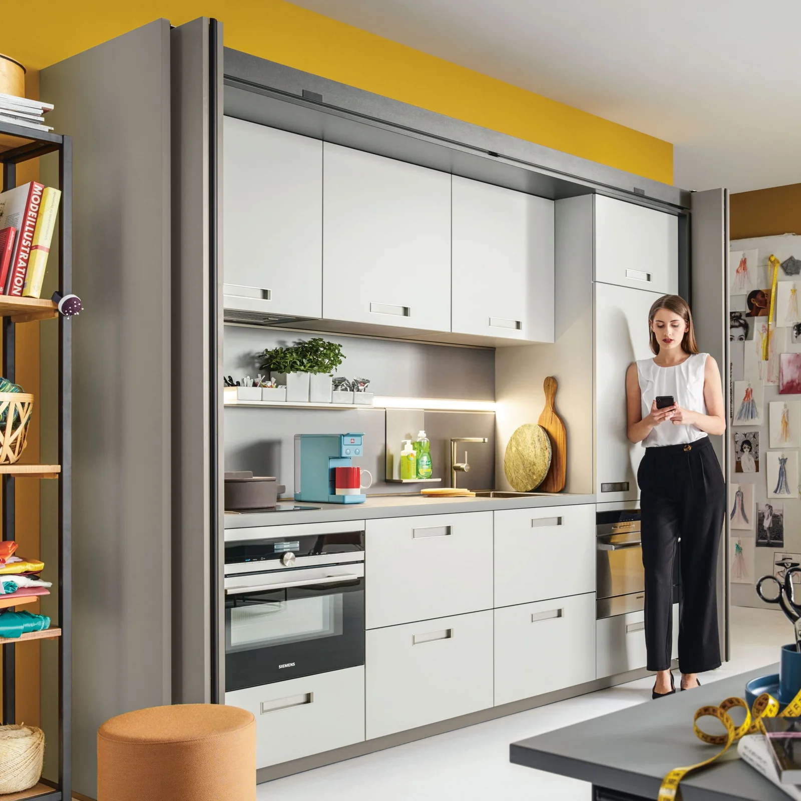 Moderne Designküche mit weißen Fronten, Einbaugeräten und stilvollen Details – hochwertige Premiumküche für exklusives Küchendesign