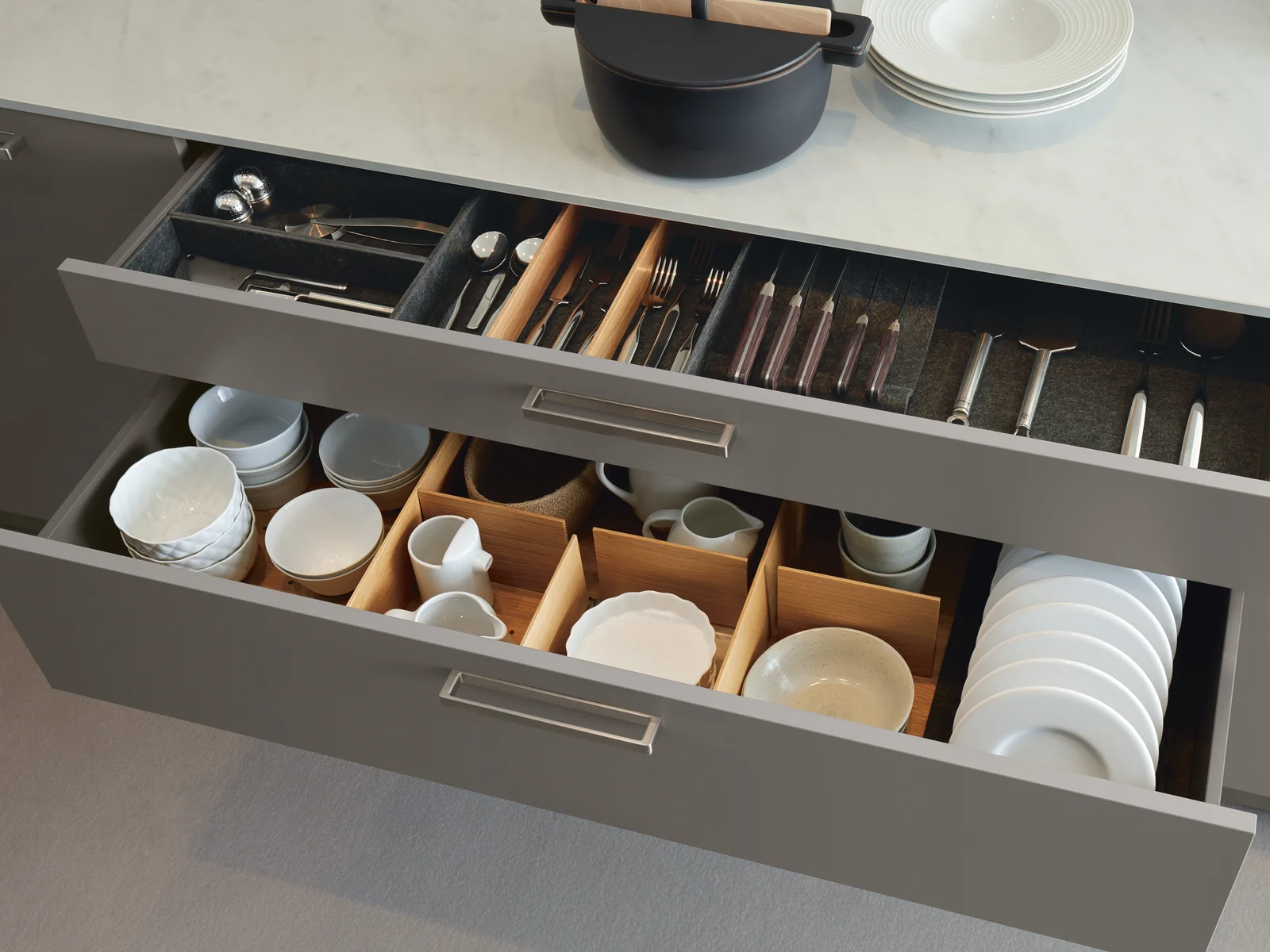 Moderne Designküche mit offenen Schubladen für Besteck und Geschirr – hochwertige Küchenorganisation für exklusive Premiumküchen