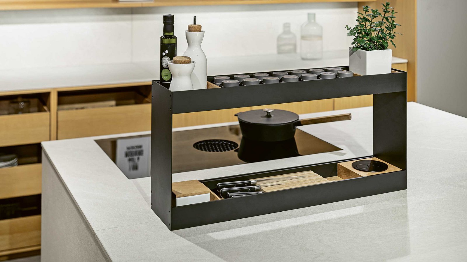 Zweistufiger Arbeitsplattenaufsatz von next125 – funktionale Lösung für die Arbeitsplatte mit zusätzlicher Ebene für strukturiertes Verstauen und modernes Küchendesign.
