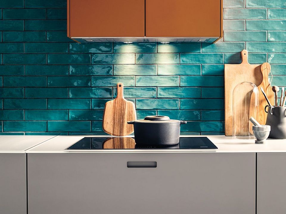 next125 keuken nx912 met blauwe muur en rode muurkast