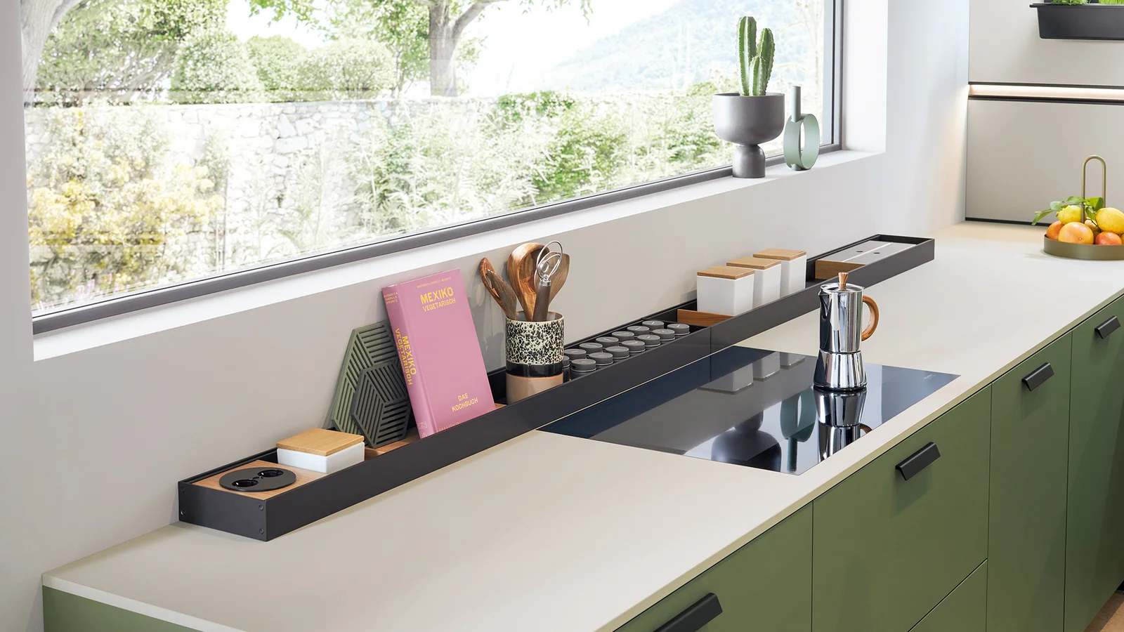 Moderne Designküche mit grünen Fronten, Induktionskochfeld und stilvollen Details – hochwertige Premiumküche für exklusives Küchendesign