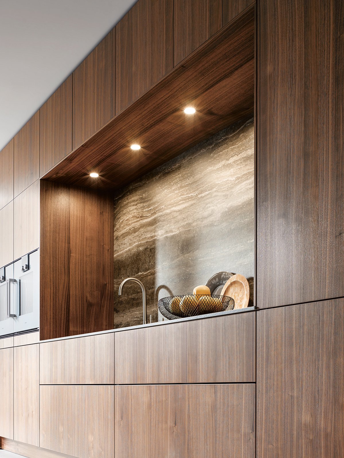 Hochschrank mit Beleuchtung in der Nische