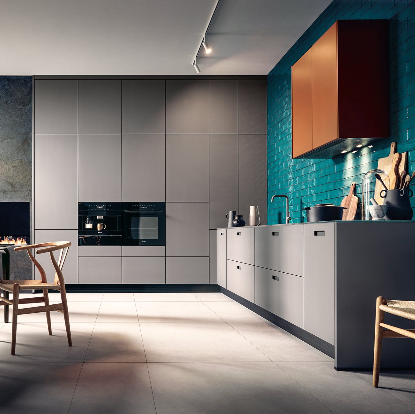 graue Küche mit Glasfront