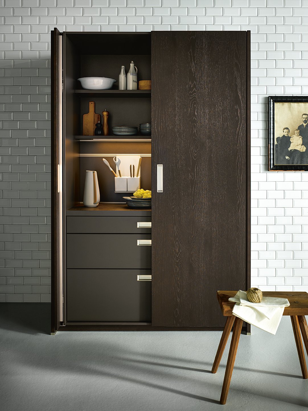 Hochschrank mit Einschubtüren