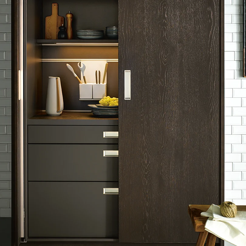 Hochschrank mit Einschubtüren