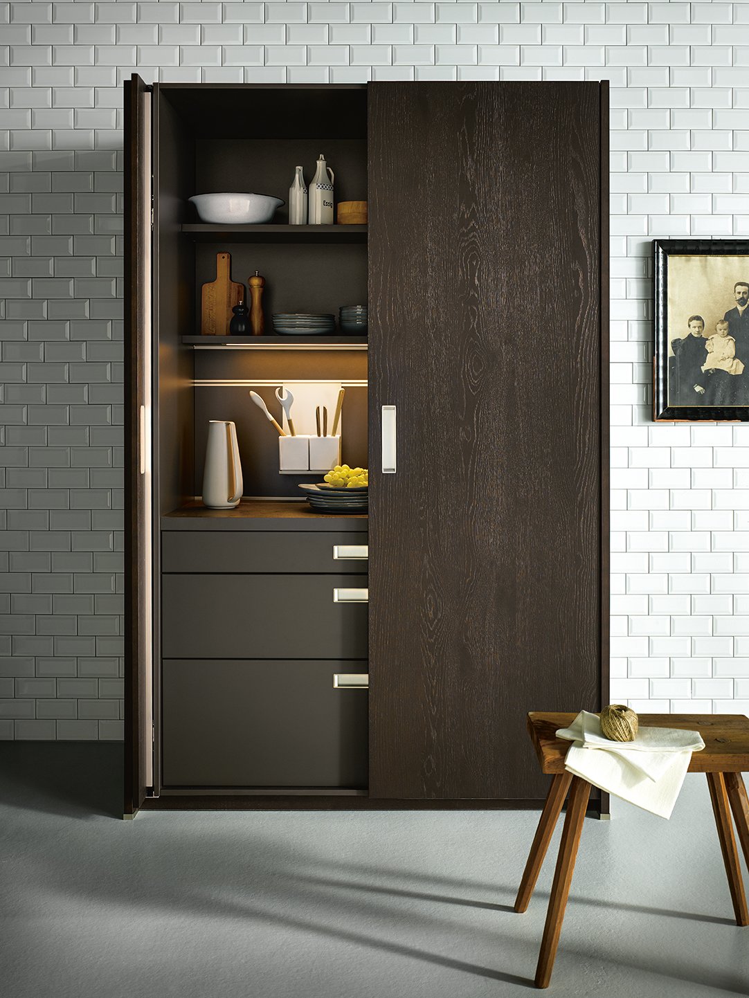 Hochschrank mit Einschubtüren