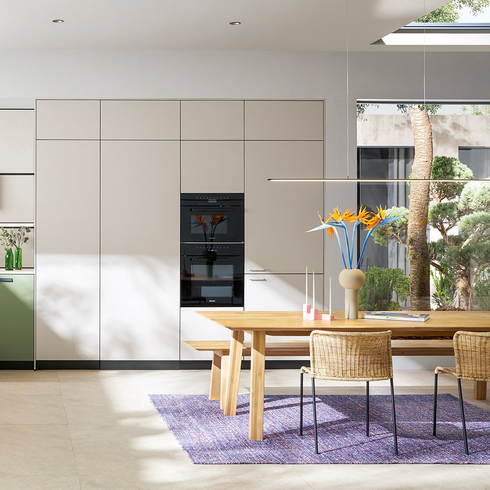 Esstisch aus Holz in eine moderne Küche